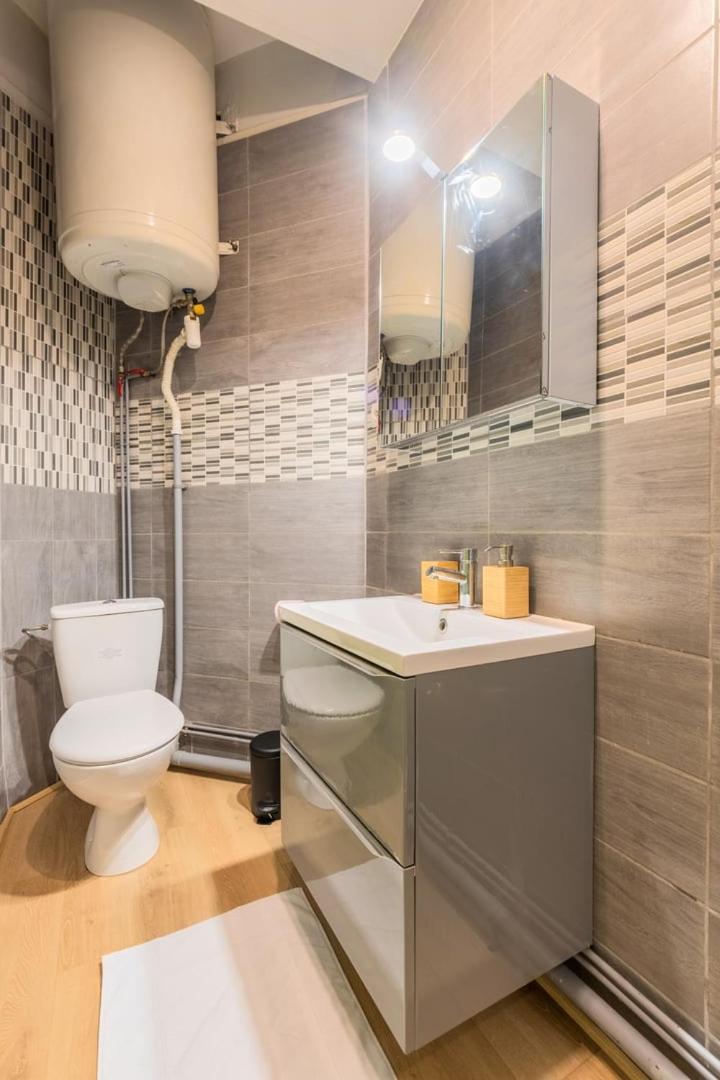 Charming One Bedroom Station Apartment